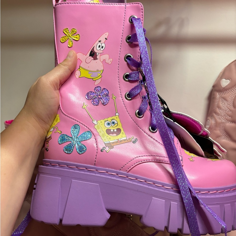 Size 8 SpongeBob combat boots